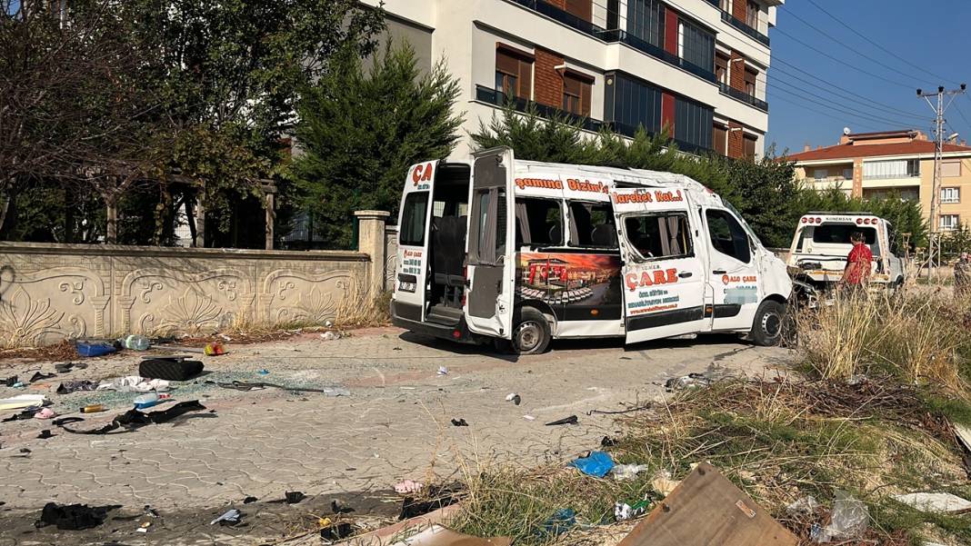 Konya'da kaza! Servis minibüsü ve otomobil çarpıştı: 9 yaralı! 1
